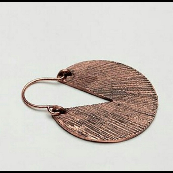 ‼️LOW STOCK‼️ Hammered Rounds Hinge Hoop Earrings - Picture 7 of 8